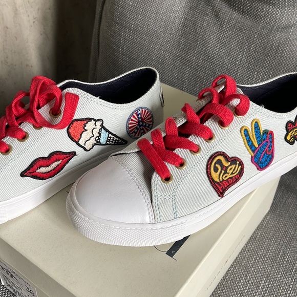 Tommy Hilfiger x Gigi Hadid Running Shoes - Picture 2 of 4